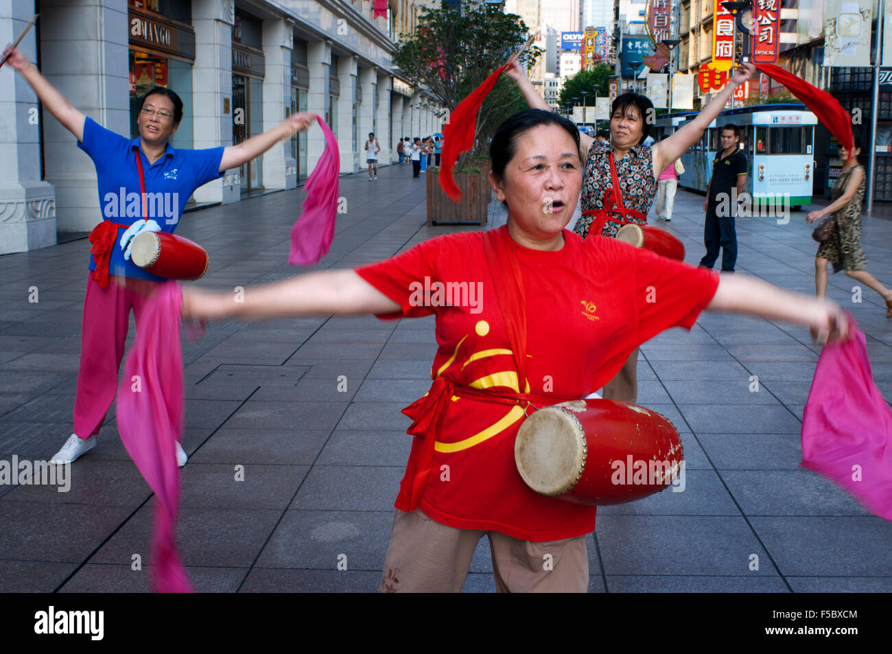 La Chine, Shanghai, Nanjing Road, le tai-chi, d'exercices, les gens avant d'ouvrir les magasins. L'exercice de groupe de tai chi en soirée sur Nanjing Banque D'Images