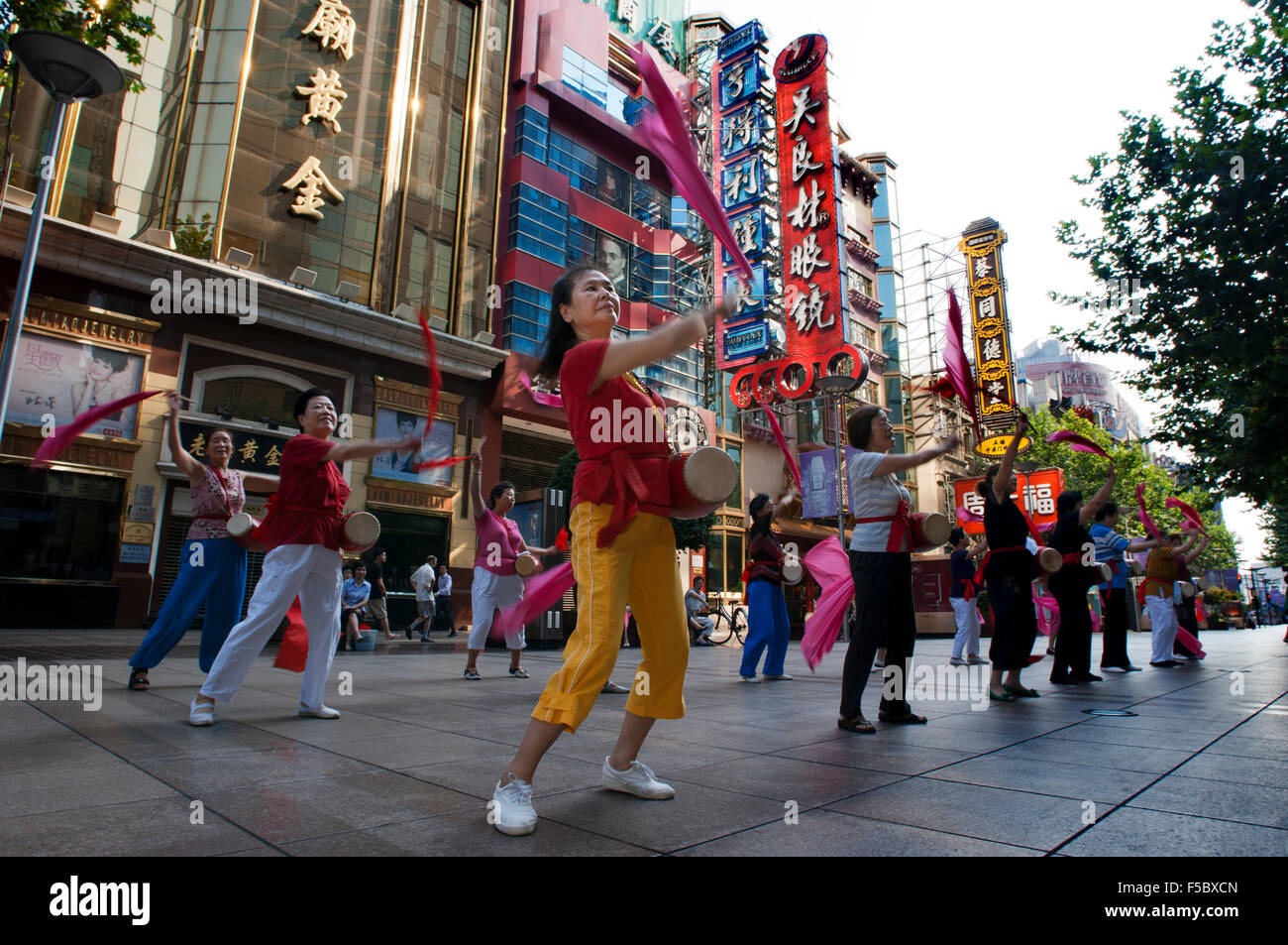 La Chine, Shanghai, Nanjing Road, le tai-chi, d'exercices, les gens avant d'ouvrir les magasins. L'exercice de groupe de tai chi en soirée sur Nanjing Banque D'Images