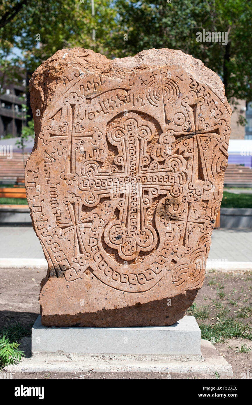 Croix du xviiie siècle restauré-pierre du monastère de St Khach Khizan province sur l'affichage dans un parc à Erevan, la capitale d'un Banque D'Images
