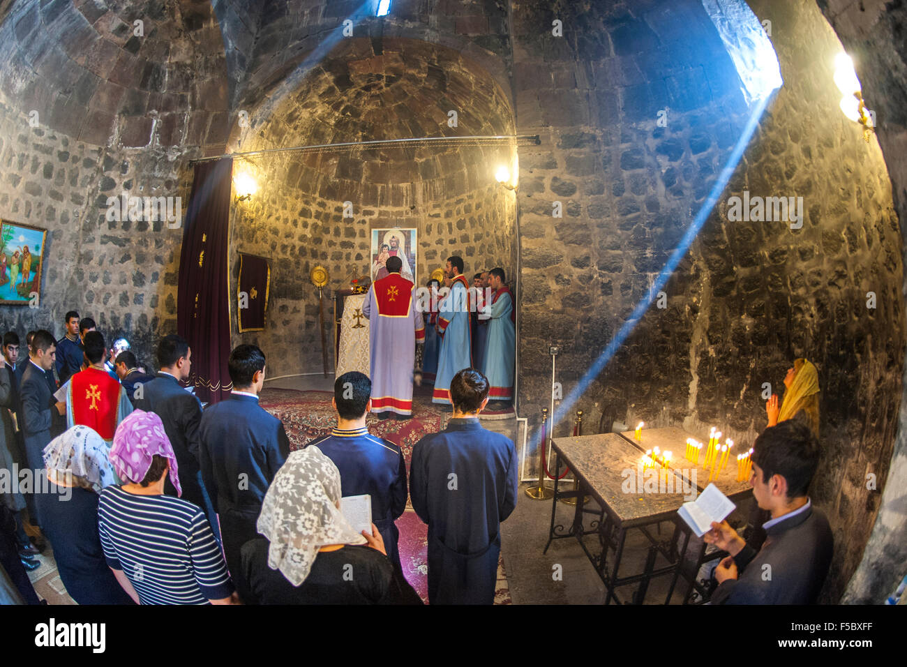 Service de l'église dans l'Astvatsatsin église du monastère de Sevanavank en Arménie. Banque D'Images