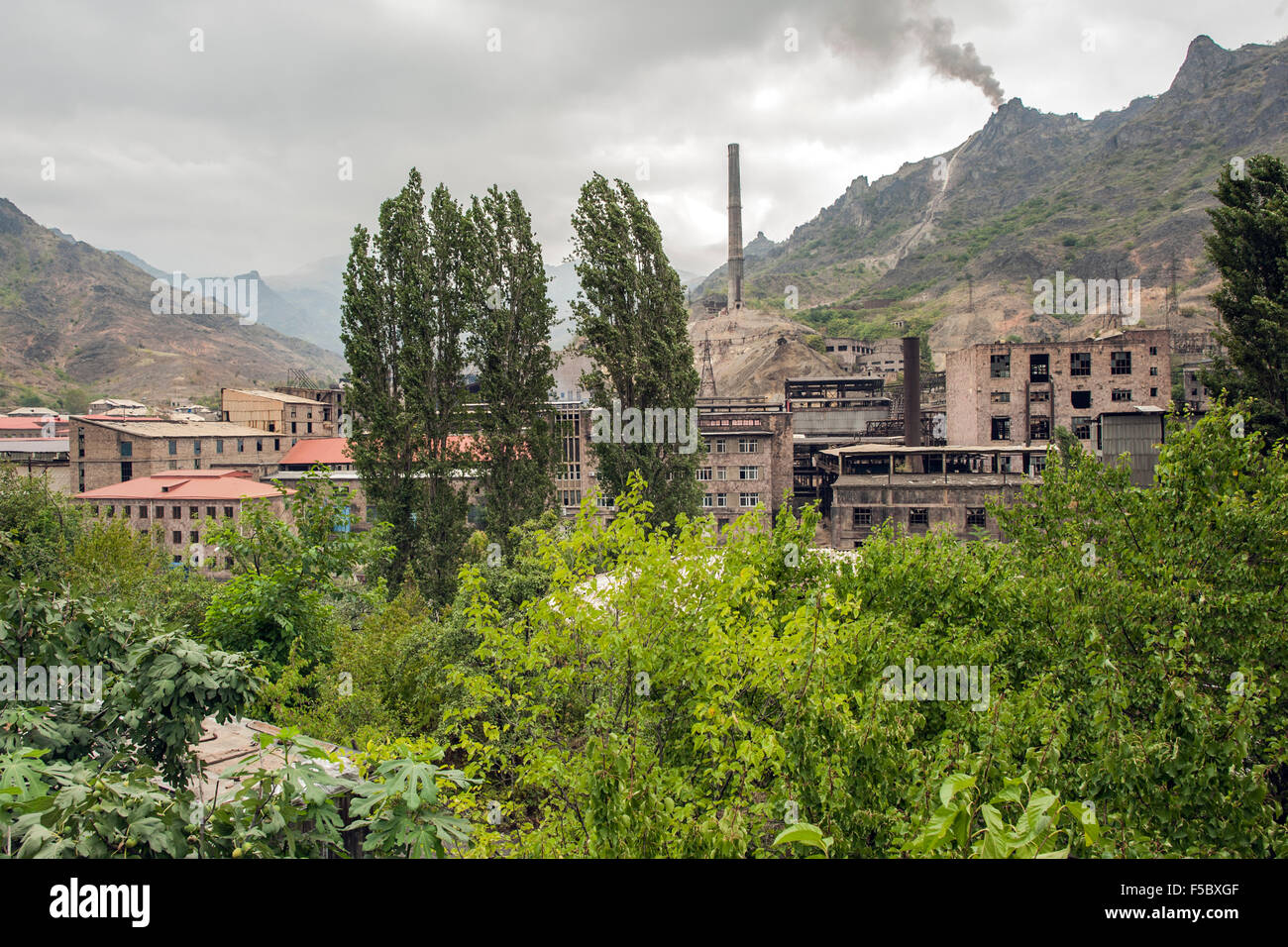 Fonderie de cuivre désaffectée en partie dans la région de Alaverdi la gorge de la rivière Débède, dans le nord de l'Arménie. Banque D'Images