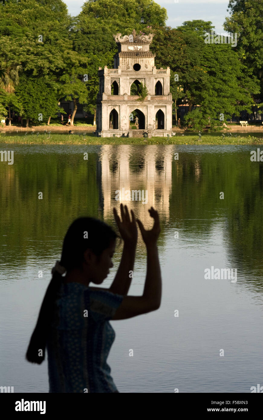 Thap Rua Temple ou Tour de la tortue du lac Hoan Kiem Hanoi Vietnam. Faire des exercices matinaux au Lac Hoan Kiem à côté de Thap Rua (tortue T Banque D'Images