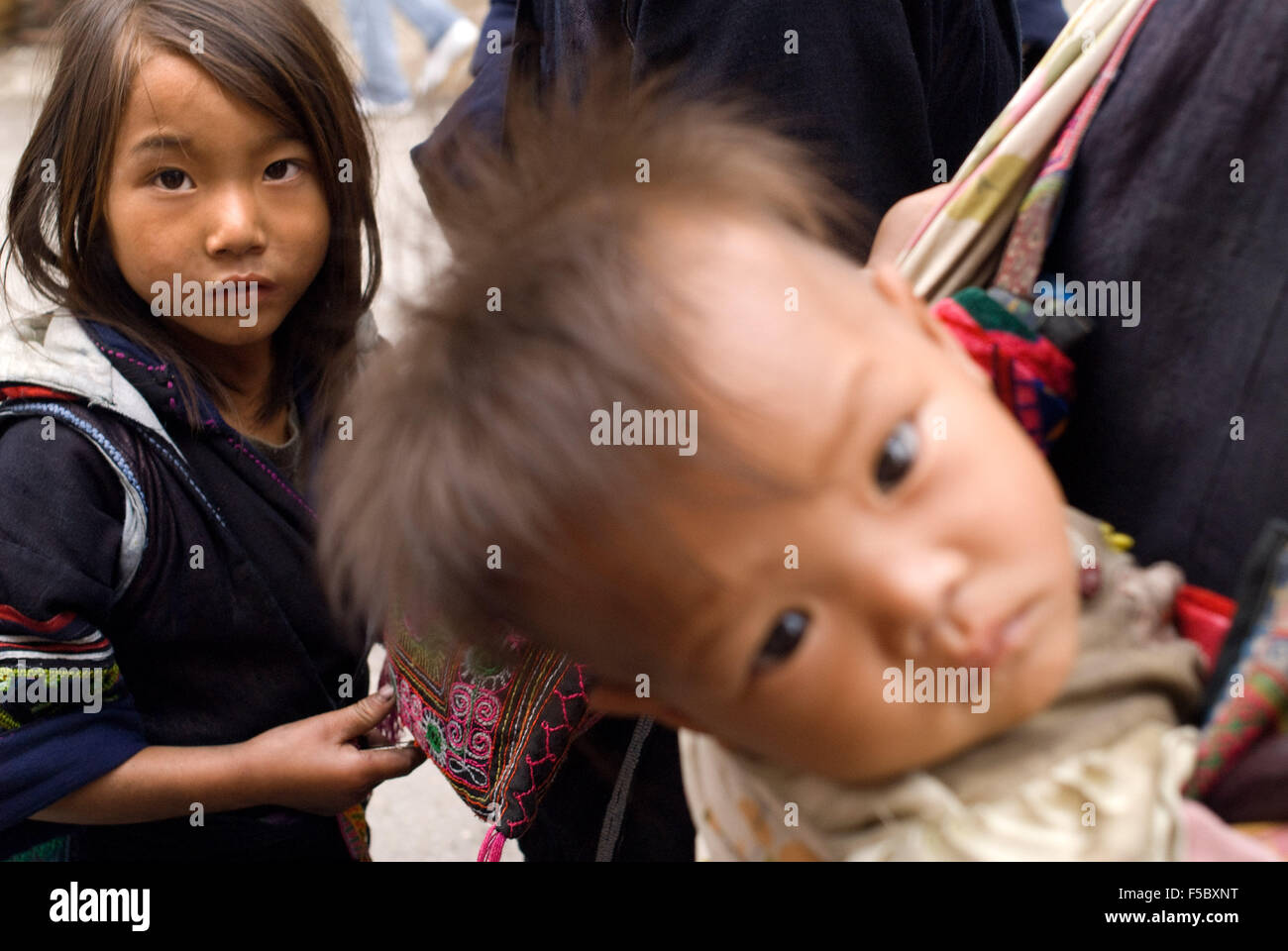 Portrait d'un enfants Hmong noir à Sapa, Vietnam. Lao Cai Province, le nord du Vietnam Banque D'Images