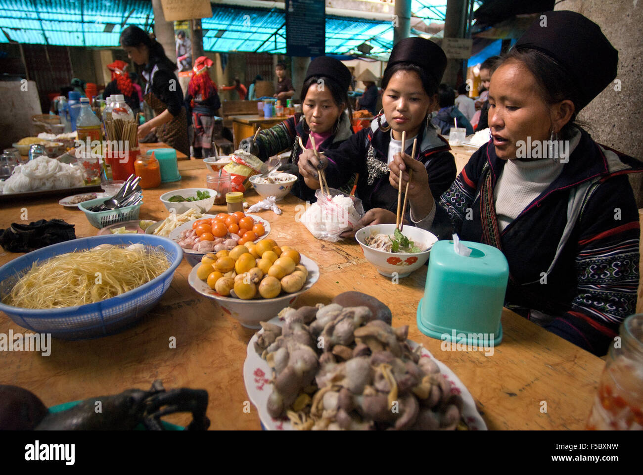 Marché alimentaire, se servir des aliments. La région de Sapa, Vietnam du Nord. L'Asie. La tribu, l'ethnie Hmong du shopping au marché de Muong Hum, au Vietnam. Banque D'Images
