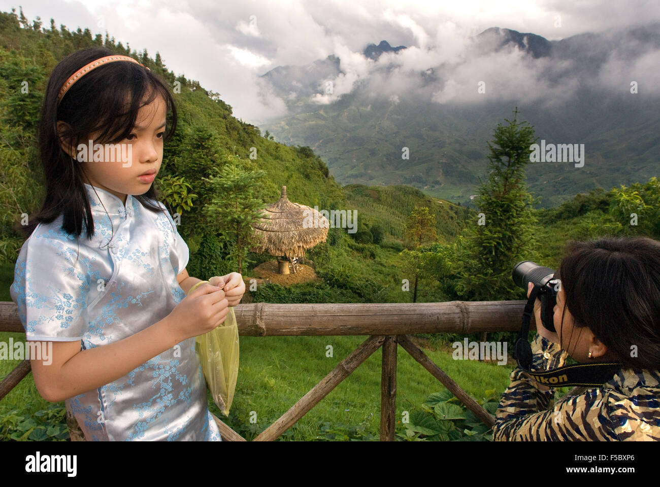 Fille vietnamienne de prendre des photos dans le balcon de la vallée verte à Sapa, près de la tour. Banque D'Images
