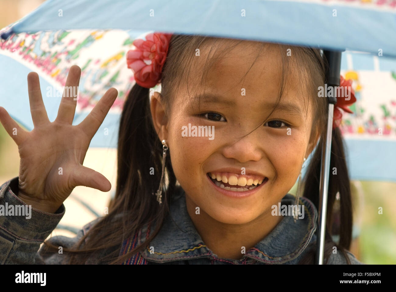 Portrait d'une fille Hmong au village de Lao Chai. Vietnam Banque D'Images