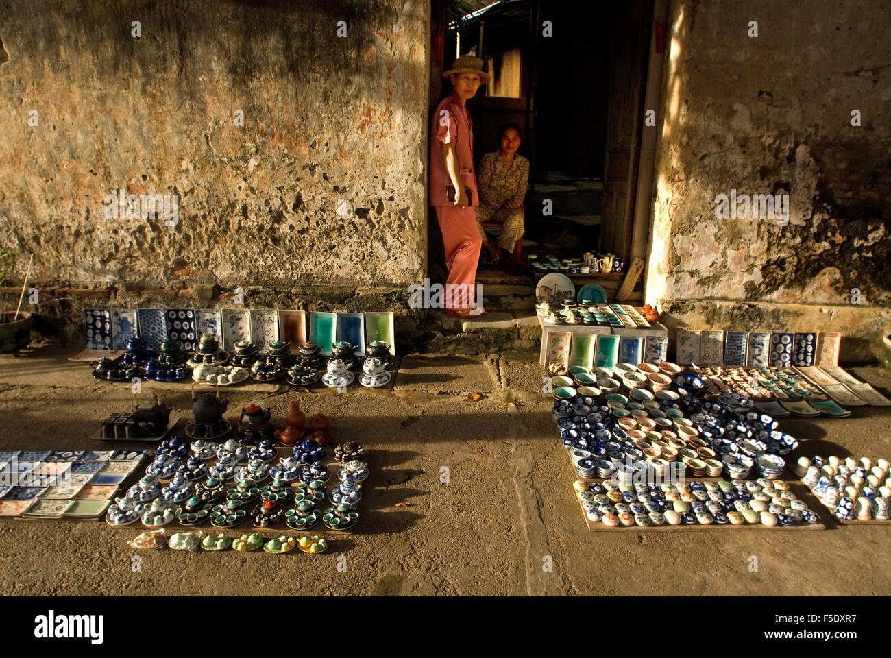 Boutique de vaisselle à Hoi An, Vieille Ville, Vietnam, Province de Quang Nam, inscrite au Patrimoine Mondial de l'UNESCO, maison traditionnelle. Bach Dang Banque D'Images