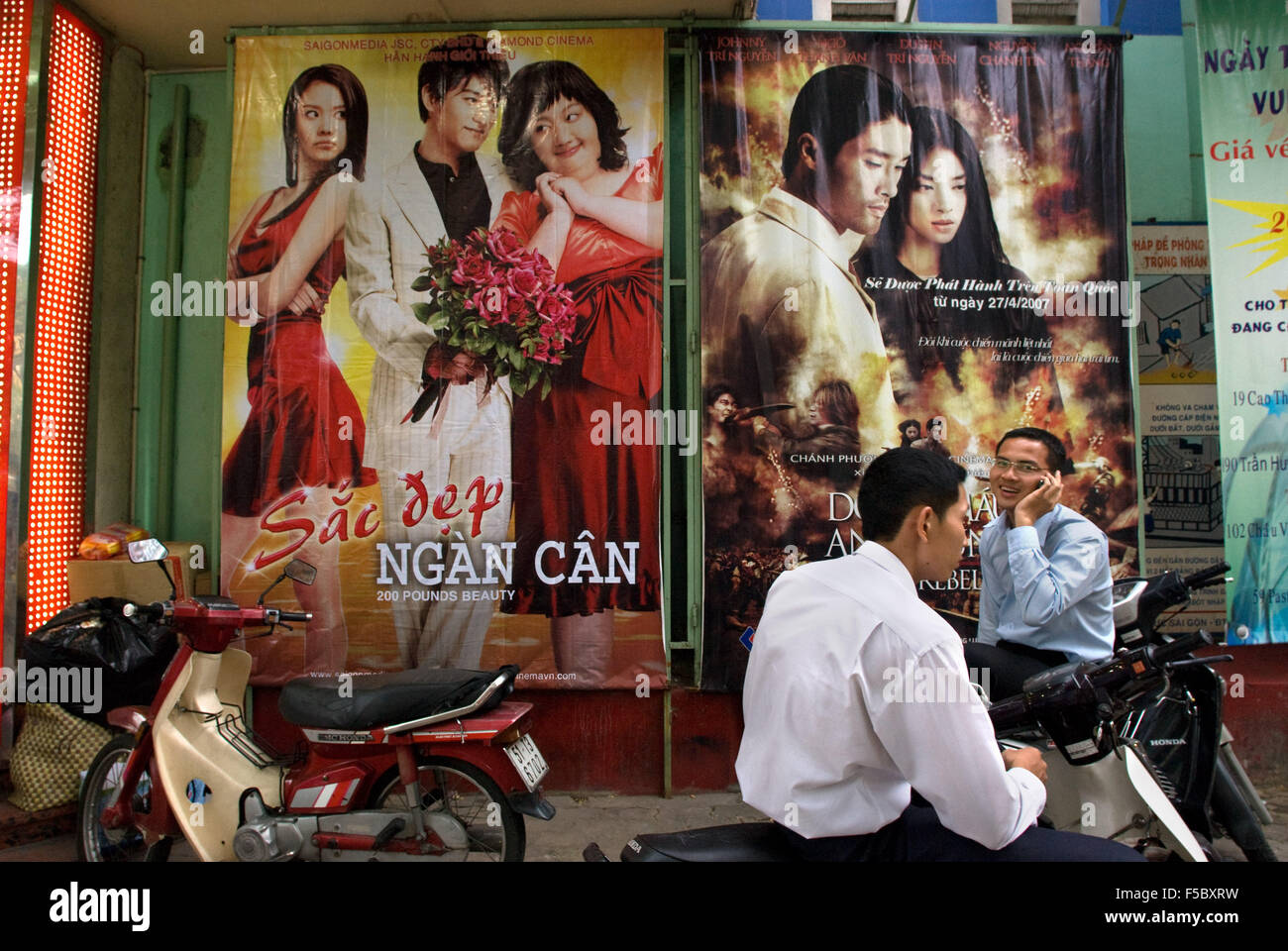 Films vietnamiens annoncé dans les rues de Ho Chi Minh Ville. Banque D'Images