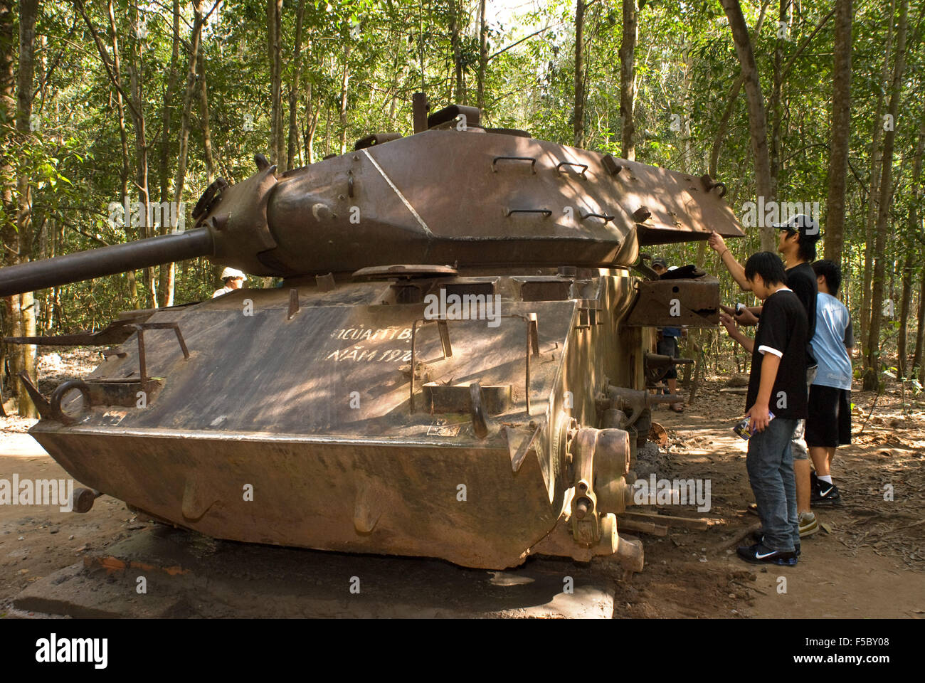 Un réservoir de la guerre du Vietnam. Les tunnels de Cu Chi, Vietnam. American M-41 Tank détruit par une mine dans la guerre de Vietnam Vietnam Cu Chi. Banque D'Images
