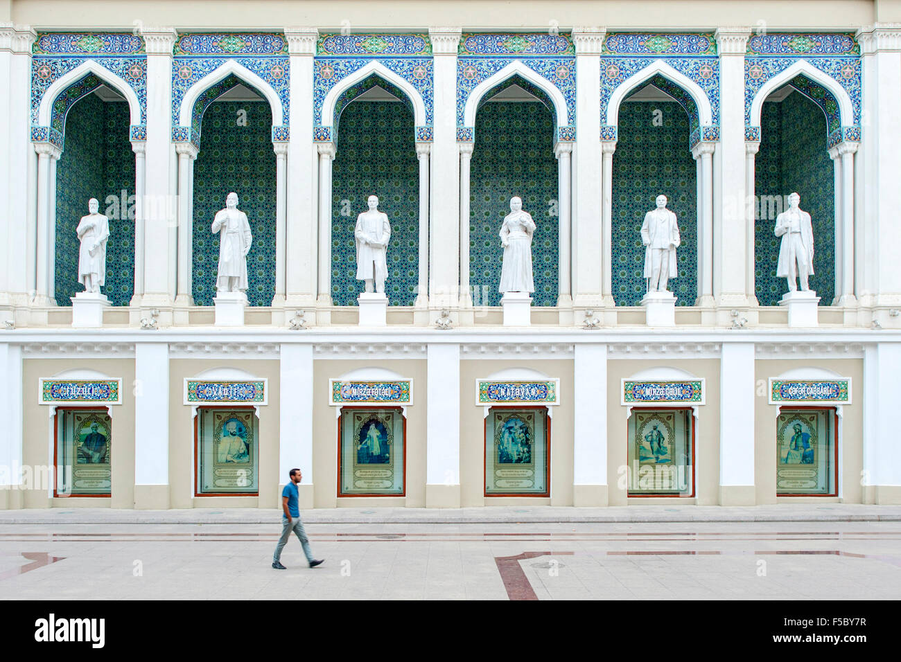 Un homme qui marche devant le musée de la littérature azerbaïdjanaise Nizami à Bakou. Banque D'Images