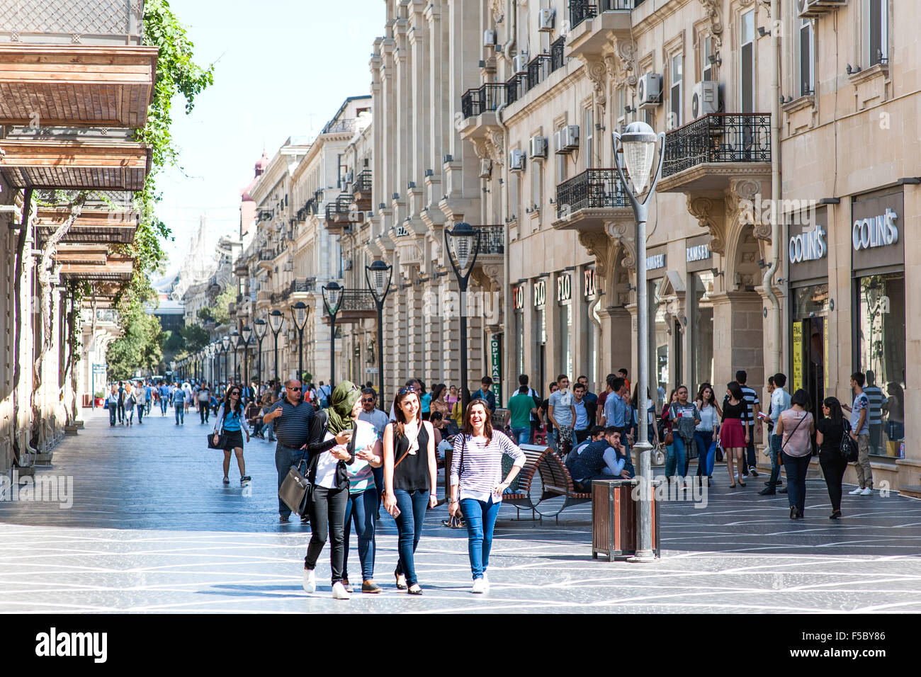 Piétons sur Nizami street dans le centre de Bakou. La rue est nommée d'après le poète Nizami Ganjavi classique. Banque D'Images