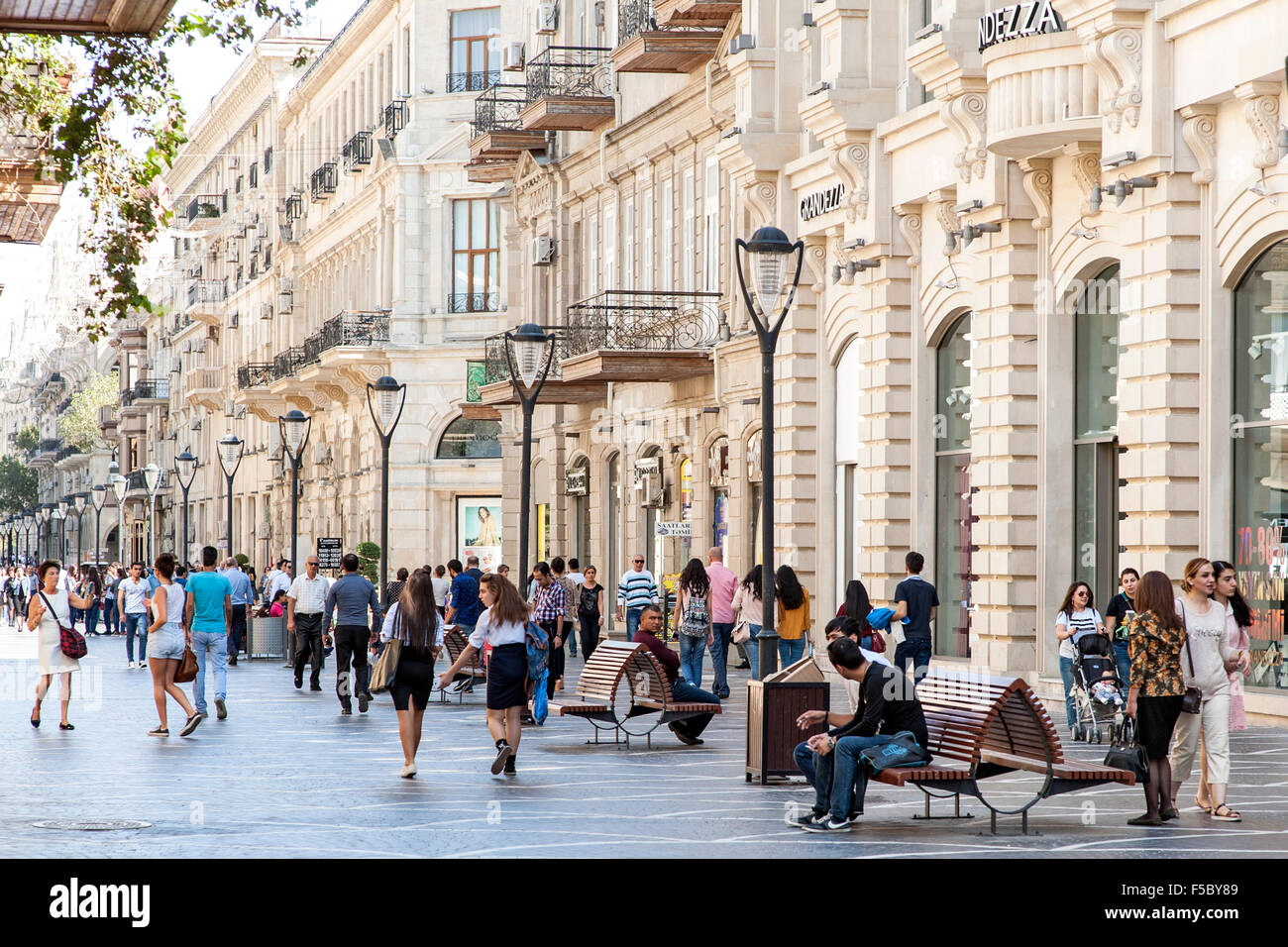 Piétons sur Nizami street dans le centre de Bakou. La rue est nommée d'après le poète Nizami Ganjavi classique. Banque D'Images