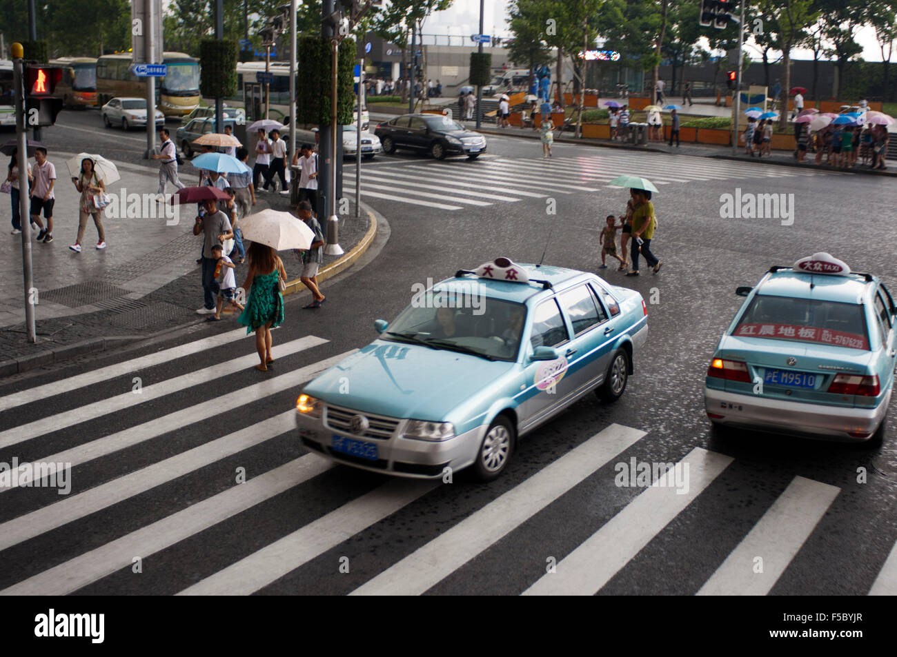 Deux taxis en un jour de pluie à Shanghai, Chine. Volkswagen Santana taxi Shanghai fabriqué dans une joint-venture avec l'Allemand ca Banque D'Images