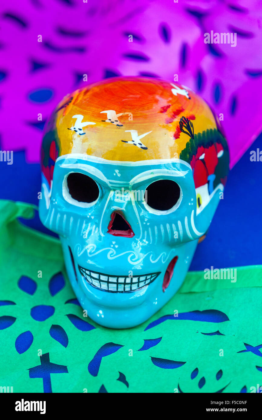 Dia de los Muertos crâne céramique coloré, Journée des morts Prague, République Tchèque Banque D'Images