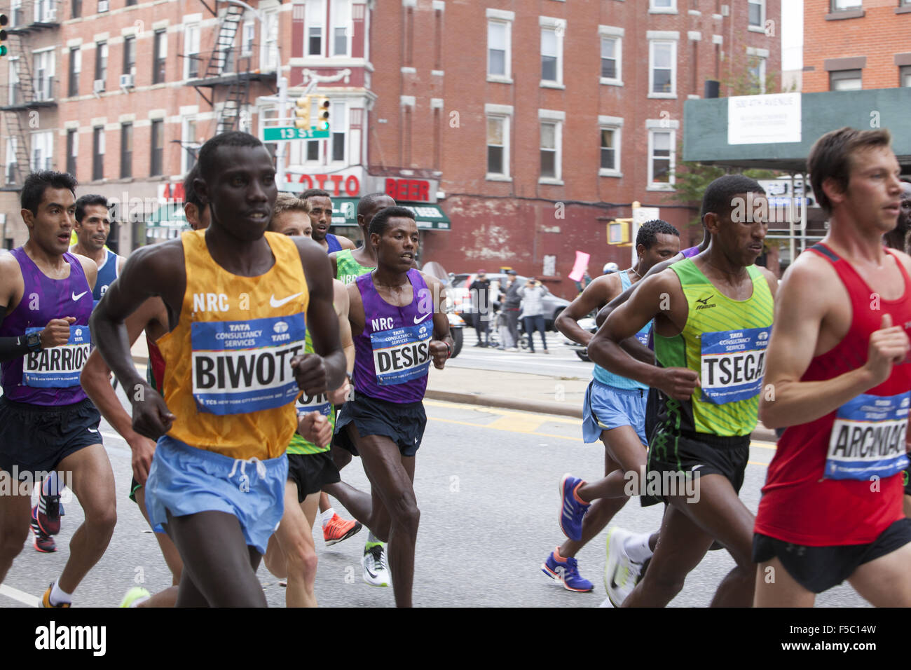 New York, New York, USA. 1er novembre 2015. Front runners dans le Marathon de New York 2015 le long 4e Avenue à Brooklyn avec Stanley Biwott (gauche) du Kenya le gagnant. Crédit : David Grossman/Alamy Live News Banque D'Images