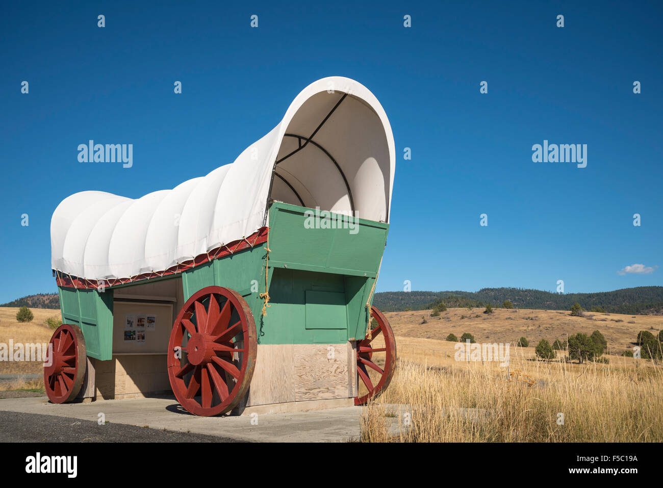 Conestoga Wagon couvert géant comme visiteur stand d'information sur l'autoroute 26 près de John Day, Oregon. Banque D'Images