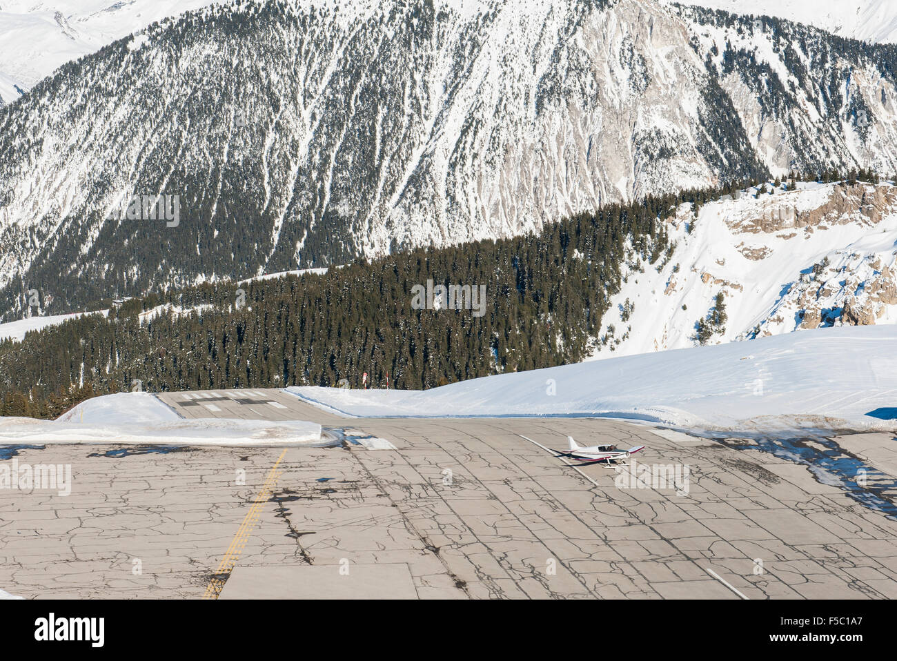 Petit aéroport altiport sur le flanc d'une montagne enneigée en hiver Banque D'Images