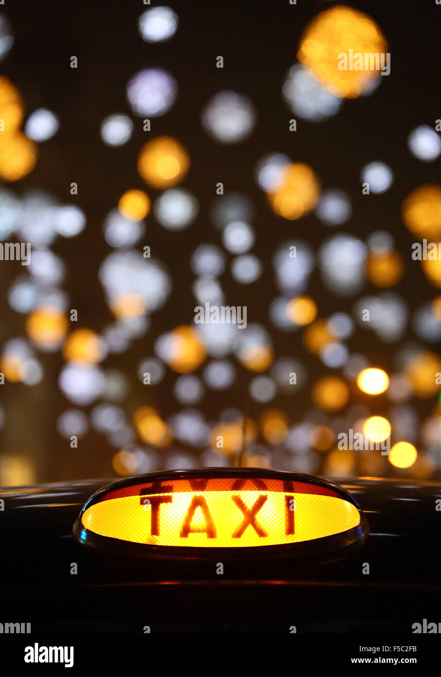 Londres, Royaume-Uni. 1er novembre 2015. London taxi noir à l'allumage de Oxford Street et des lumières de Noël décorations de Noël à Londres, mais certaines n'a pas réussi à mettre en marche immédiatement et n'est entré sur plus tard Crédit : Paul Brown/Alamy Live News Banque D'Images