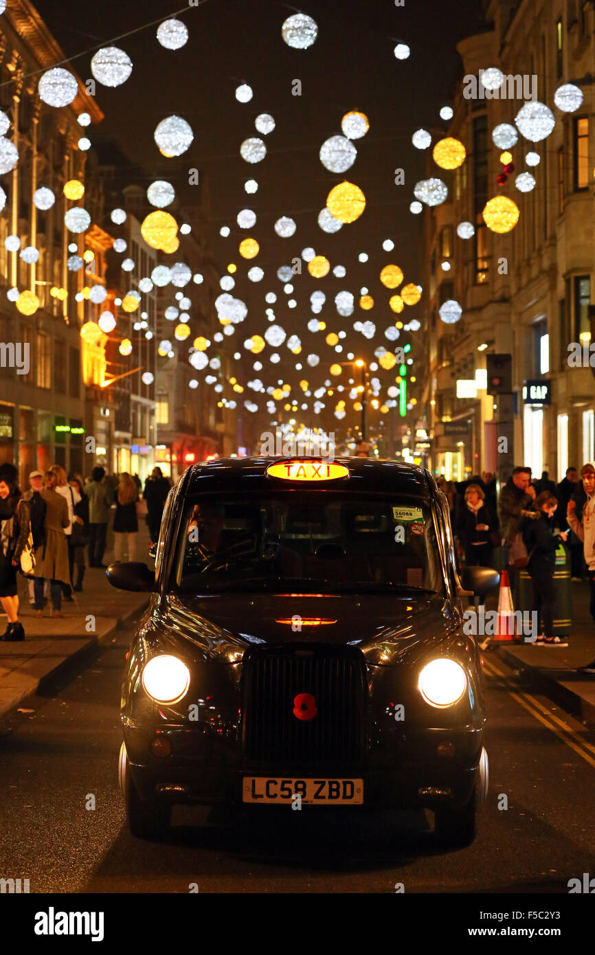 Londres, Royaume-Uni. 1er novembre 2015. London taxi noir à l'allumage de Oxford Street et des lumières de Noël décorations de Noël à Londres, mais certaines n'a pas réussi à mettre en marche immédiatement et n'est entré sur plus tard Crédit : Paul Brown/Alamy Live News Banque D'Images