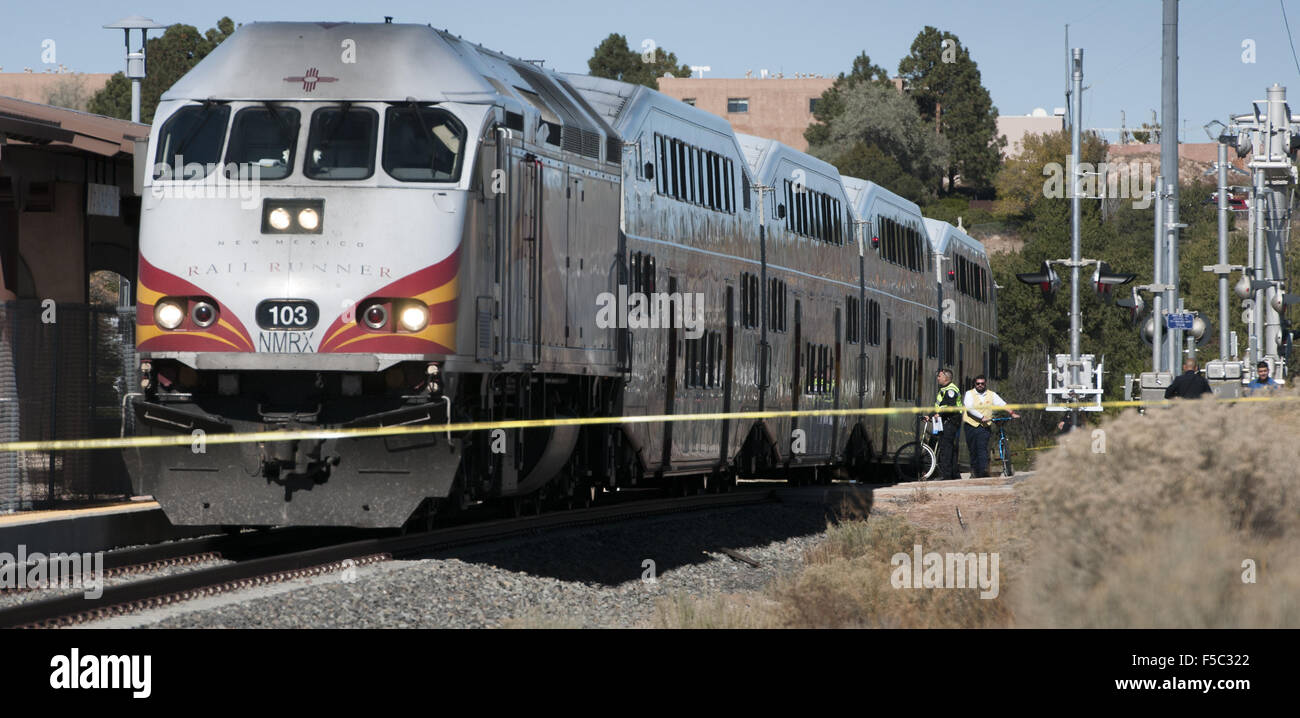 Usa. 1er novembre 2015. Santa Fe La police enquête sur l'accident impliquant le Rail train Runner à l'intersection de Zia Road et St François en voiture à Santa Fe, dimanche 1 novembre 2015. © Eddie Moore/Albuquerque Journal/ZUMA/Alamy Fil Live News Banque D'Images