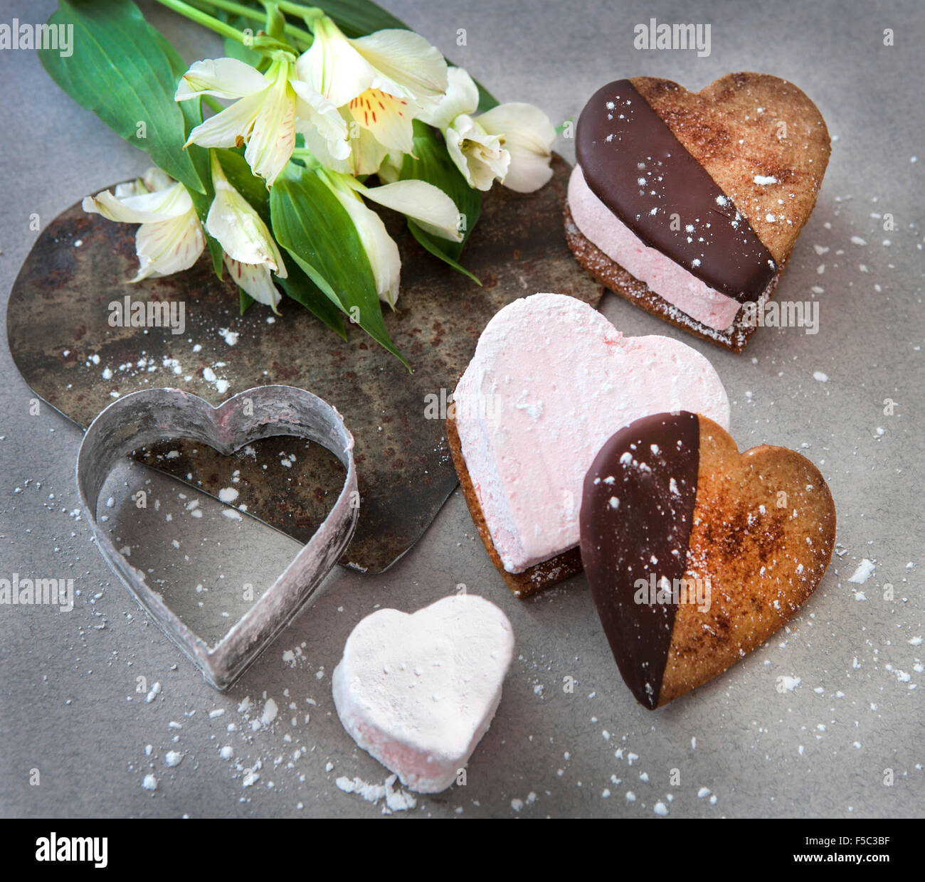 Heart-Shaped Cookies trempées dans le chocolat avec remplissage de guimauve Rose Banque D'Images