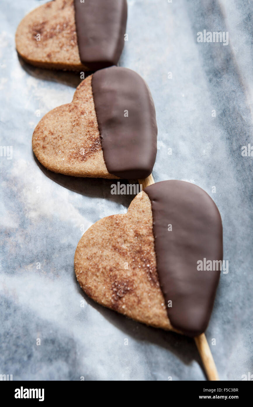 Trois Heart-Shaped Cookies au chocolat trempée dans Banque D'Images