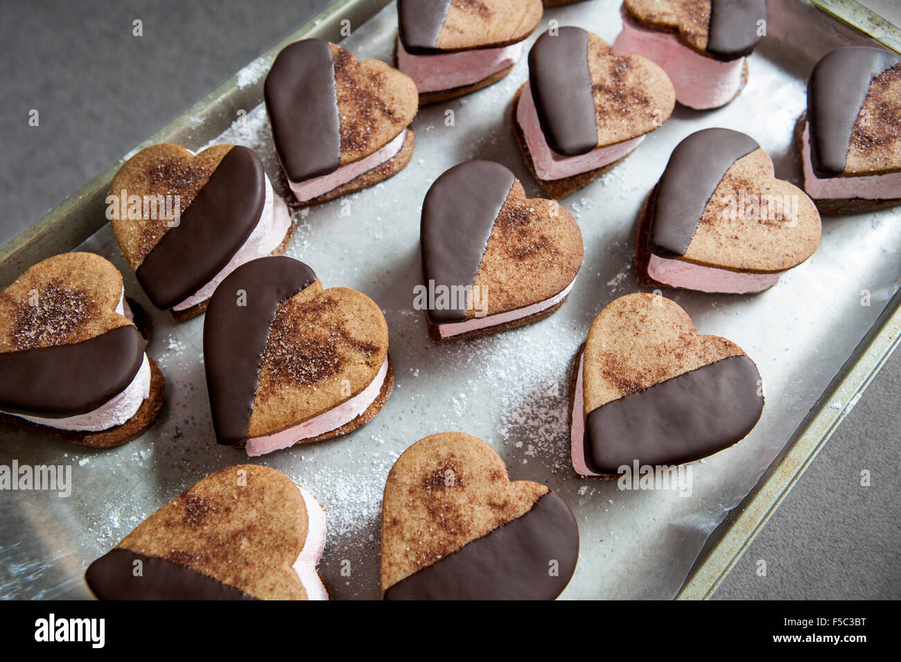 Les cookies avec remplissage Heart-Shaped Guimauve sur une plaque de cuisson Banque D'Images