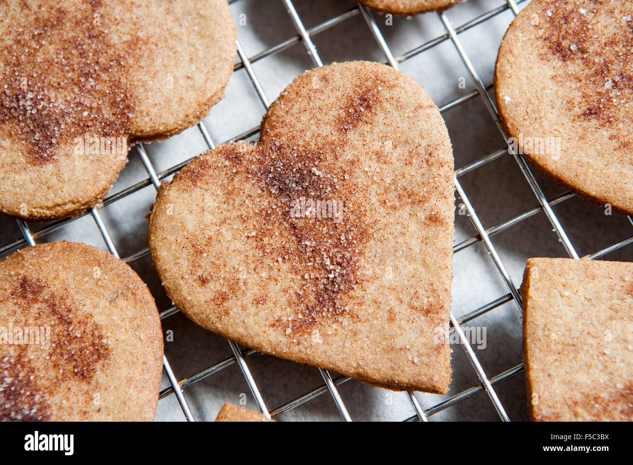 Heart-Shaped Cookies biscuits Graham saupoudré de sucre sur grille de refroidissement, Close-Up Banque D'Images