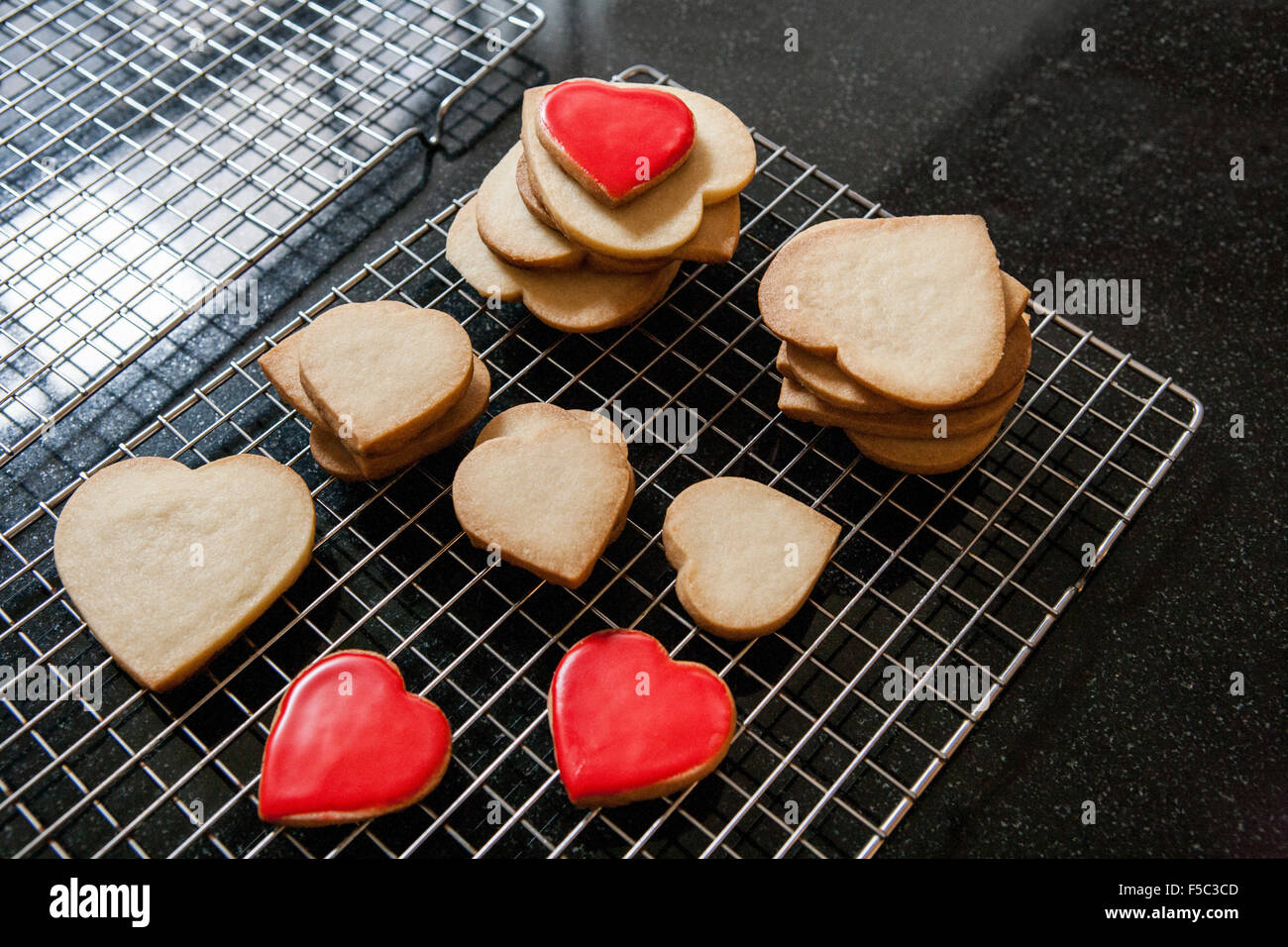 Petits et grands Heart-Shaped Shortbread Cookies, certaines avec glaçure rouge Banque D'Images