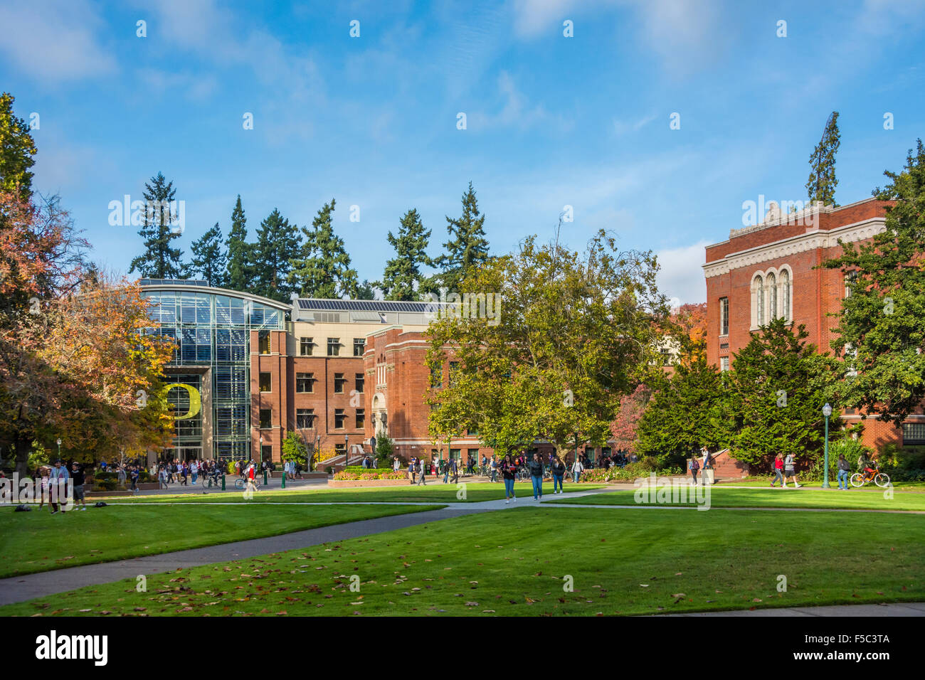 Lillis Hall et Anstett Hall, Lundquist College of Business, University of Oregon, Eugene, Oregon. Banque D'Images