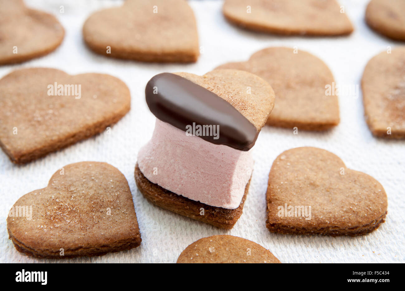Heart-Shaped cookies et biscuits Graham S'more rempli de guimauve Rose Banque D'Images