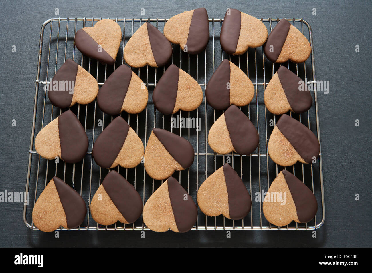 Heart-Shaped Cookies biscuits Graham trempé dans du chocolat Banque D'Images