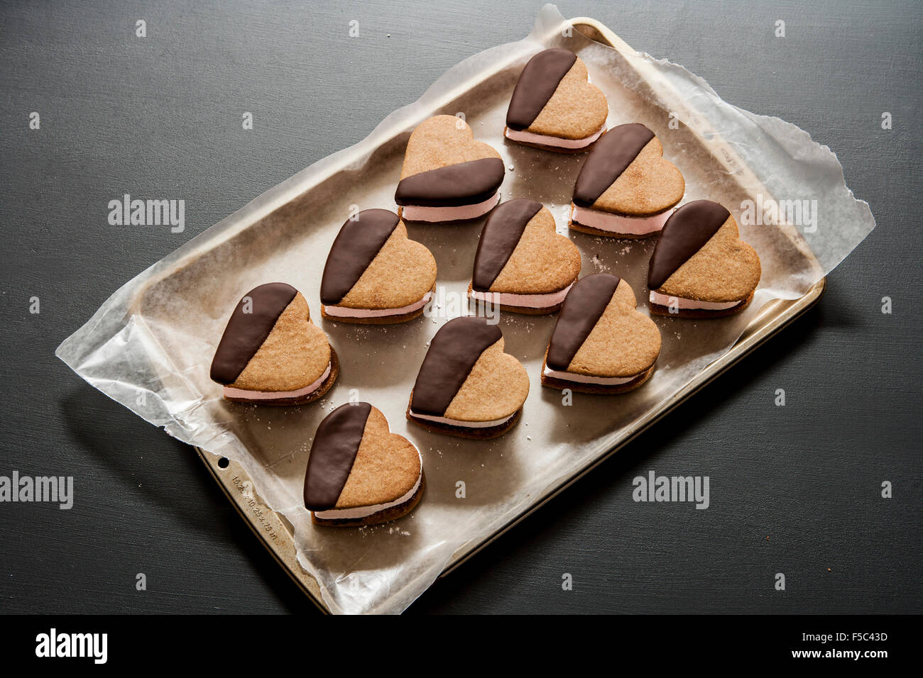 Heart-Shaped S'Mores trempé dans du chocolat Banque D'Images