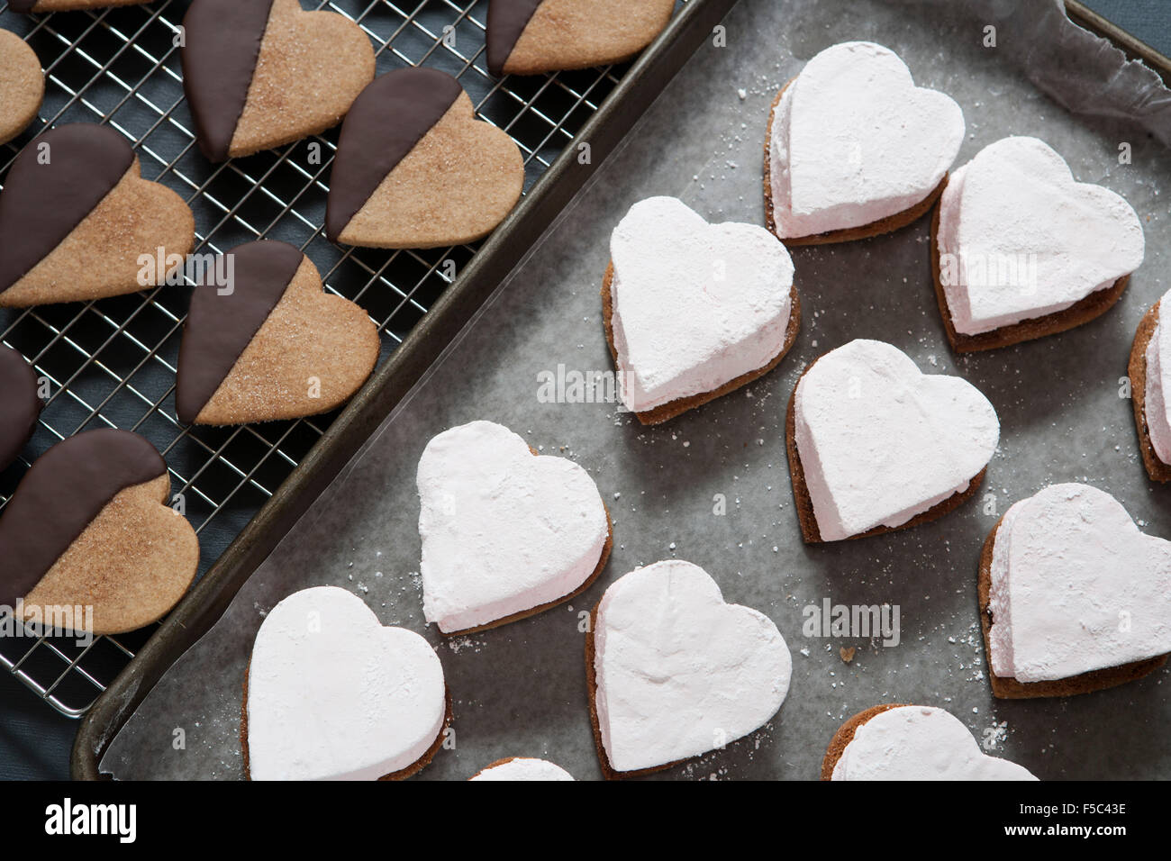 Heart-Shaped rose guimauves à Cookies biscuits Graham prêtes à être transformées en S'Mores Banque D'Images