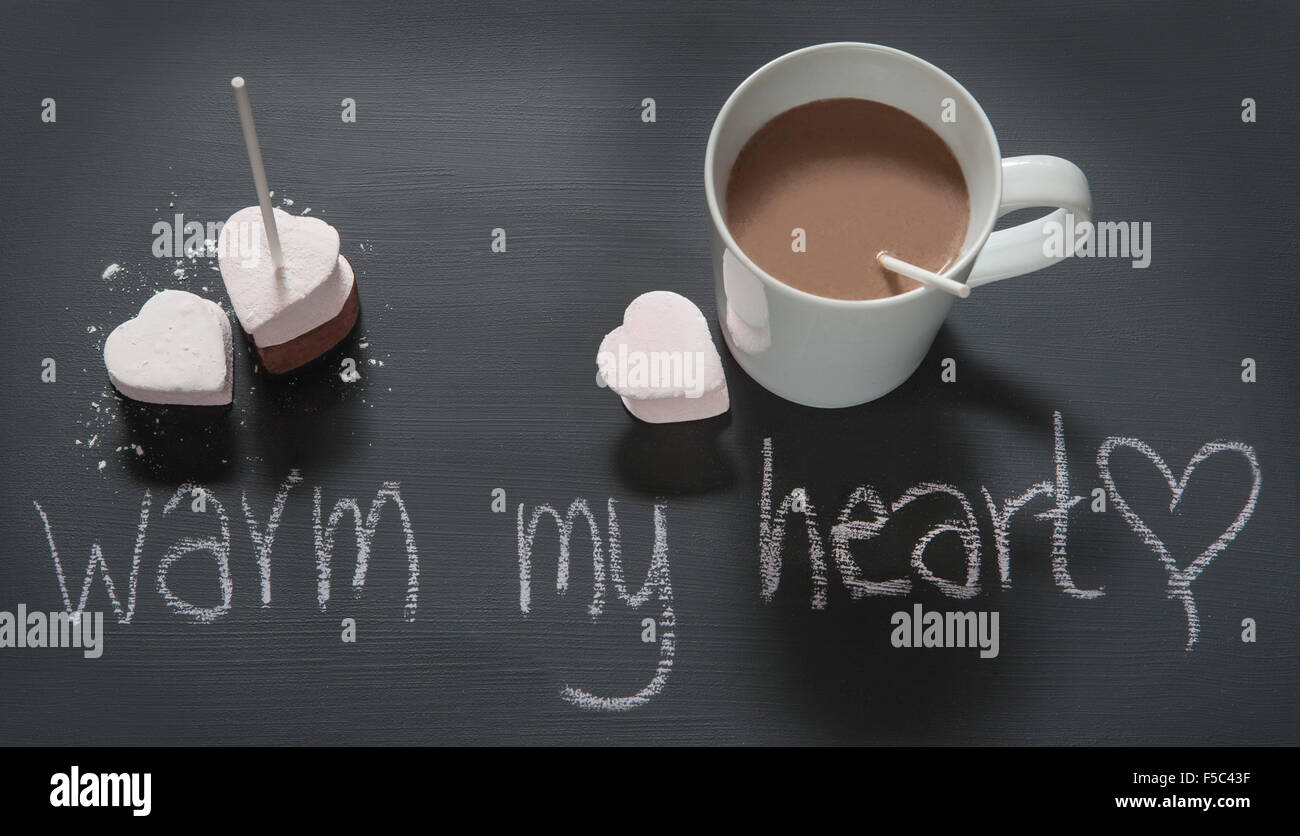 Chocolat chaud maison sur Stick avec Heart-Shaped Les guimauves et la tasse de chocolat chaud Banque D'Images