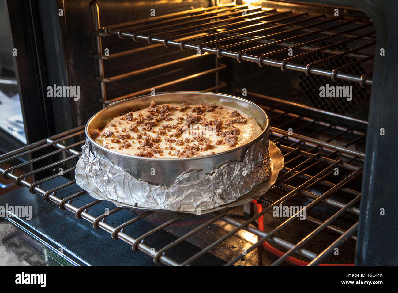 Gateau Au Fromage Avec Chapelure De Biscuits Graham Et Le Zeste D Orange Sur La Grille Du Four Photo Stock Alamy