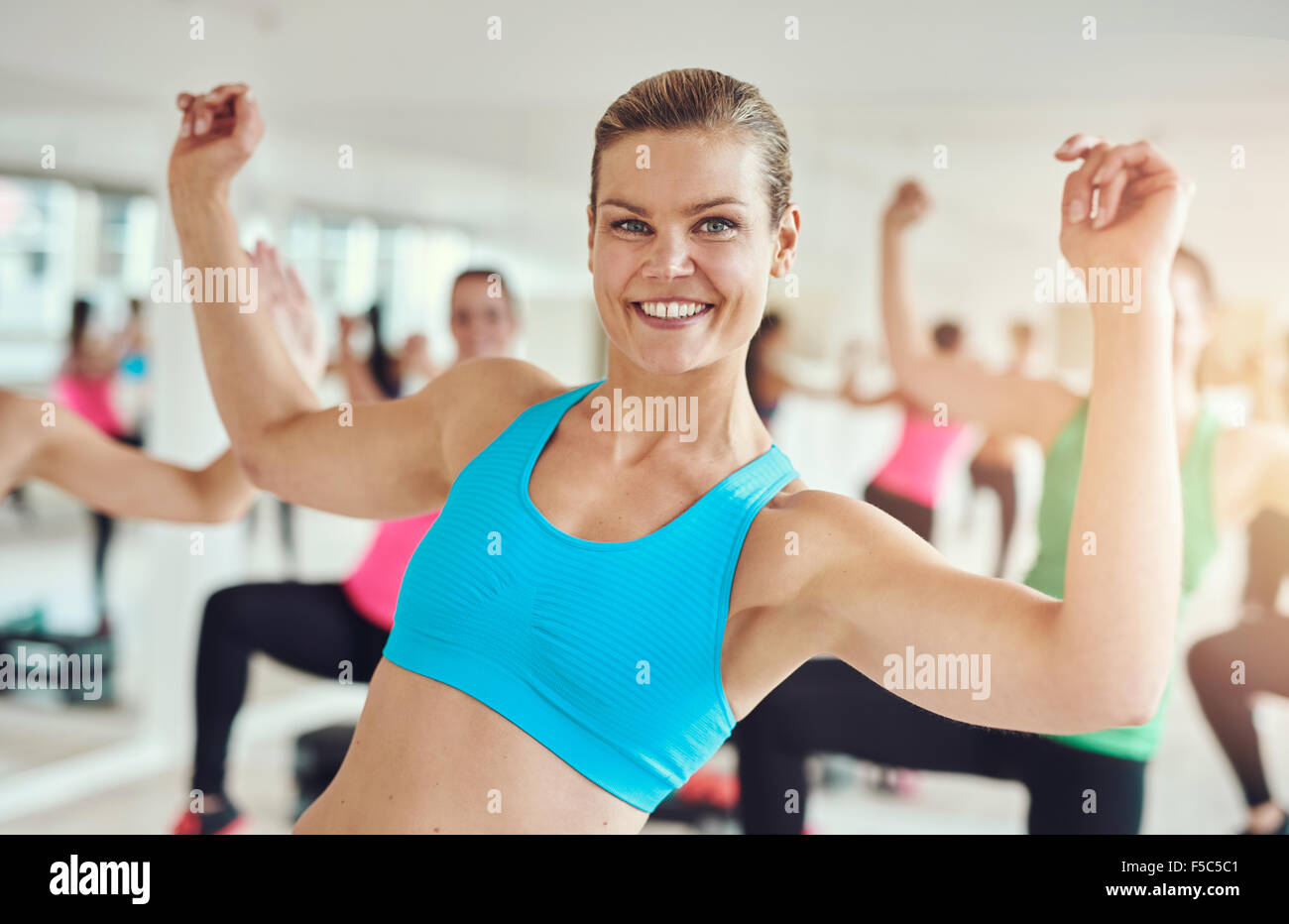 Fit woman dans un gym, fitness, sport, formation, sport et vie concept Banque D'Images