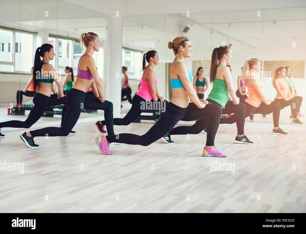 Fitness, sport, formation, sport et vie concept - group of smiling people l'exercice dans la salle de sport Banque D'Images