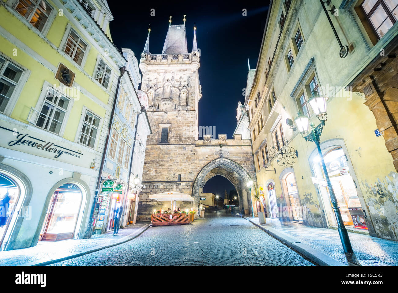 La tour ouest du pont Charles dans la nuit, à Prague, en République tchèque. Banque D'Images