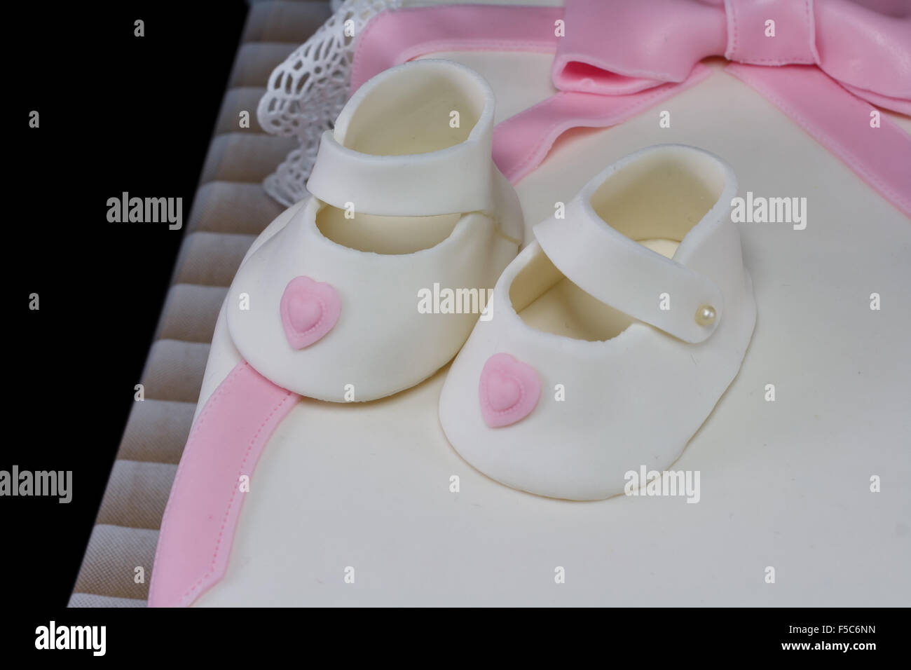 Un gâteau blanc en forme de robe bébé Banque D'Images