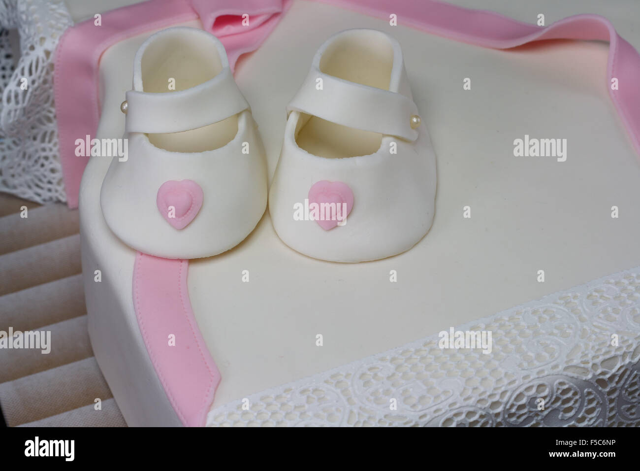 Un Gateau Blanc En Forme De Robe Bebe Photo Stock Alamy