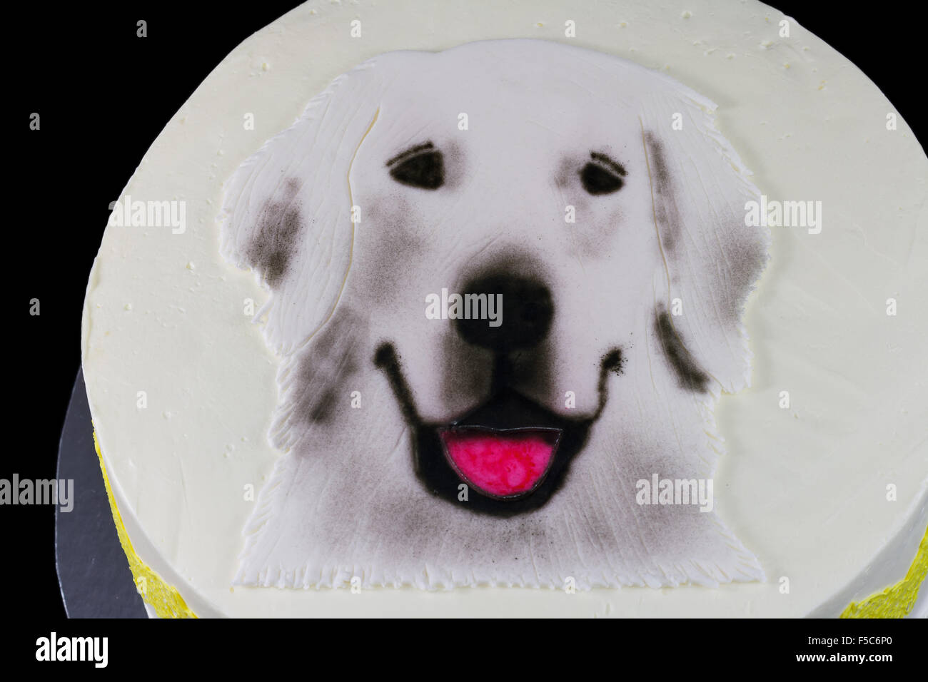 L Un Blanc Gateau Decore Avec Une Tete De Chien Photo Stock Alamy