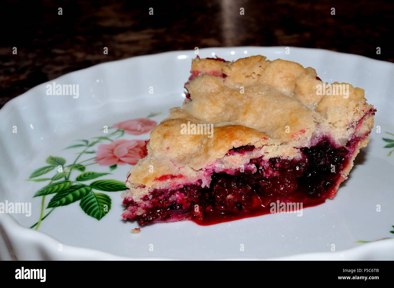 De près d'une tranche de gâteau fait maison frais pâtisserie / blackberry Banque D'Images