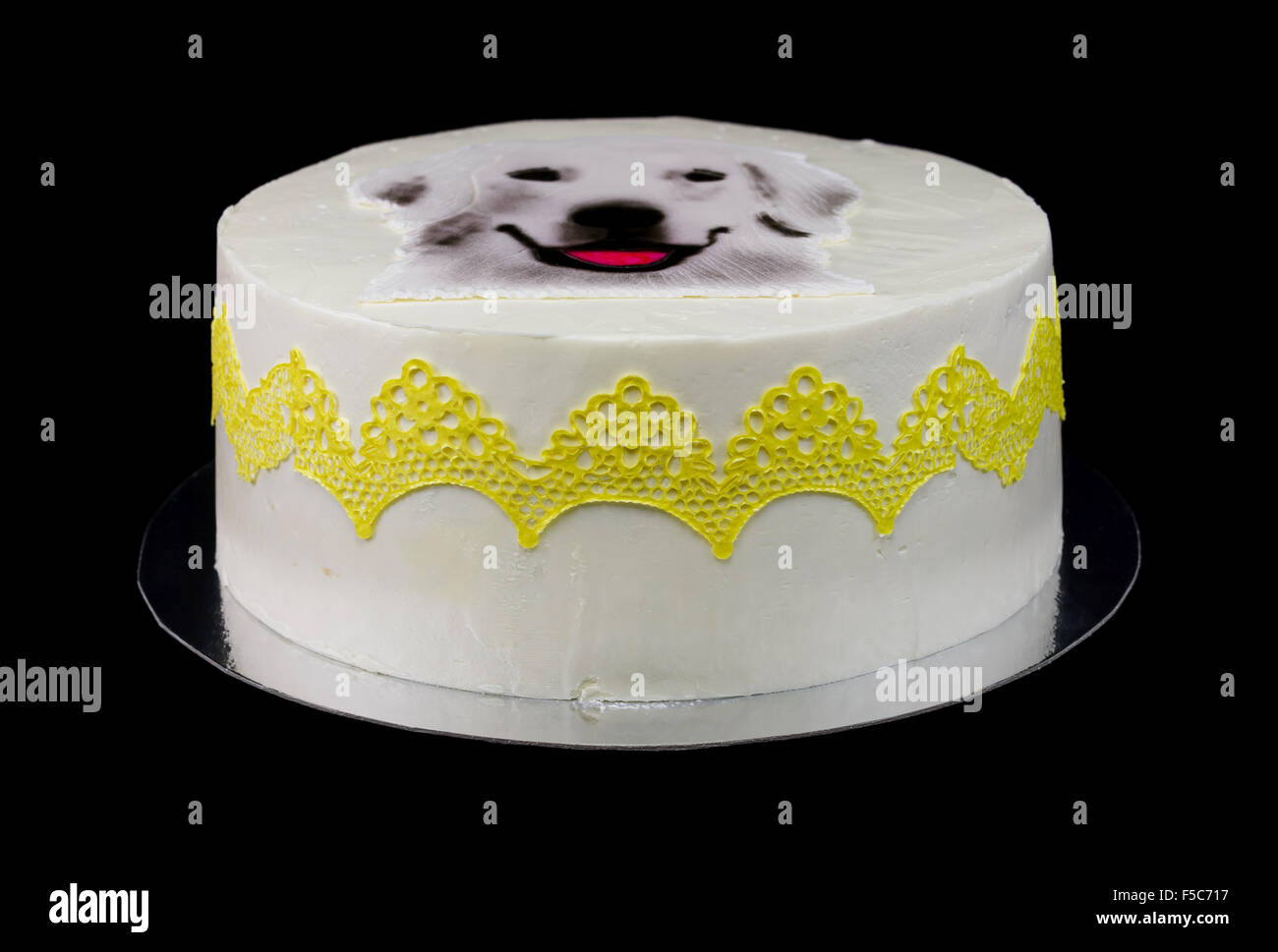 L Un Blanc Gateau Decore Avec Une Tete De Chien Photo Stock Alamy