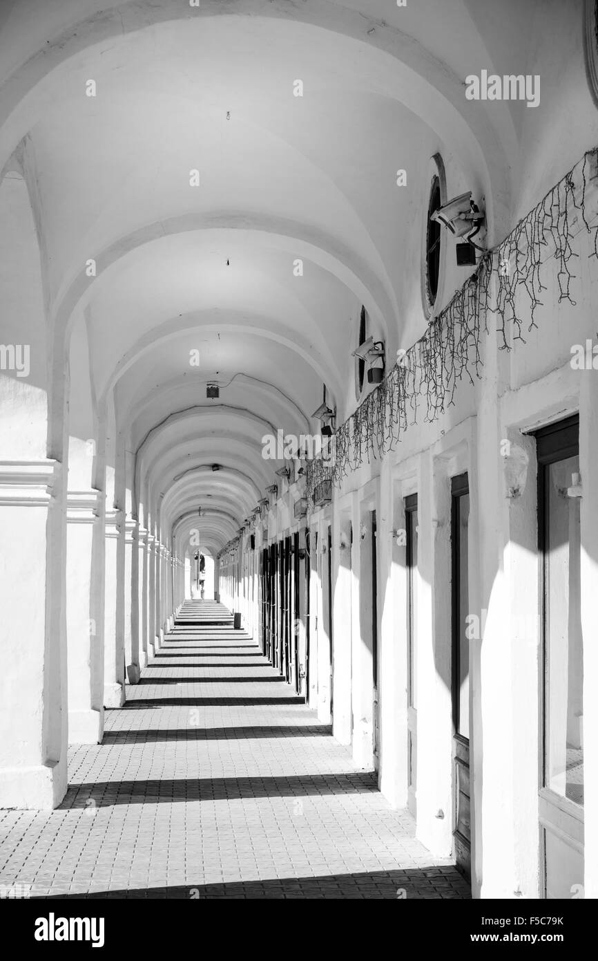 Vue intérieure d'une galerie à arcades commerciales dans la ville de Kostroma, Russie Banque D'Images