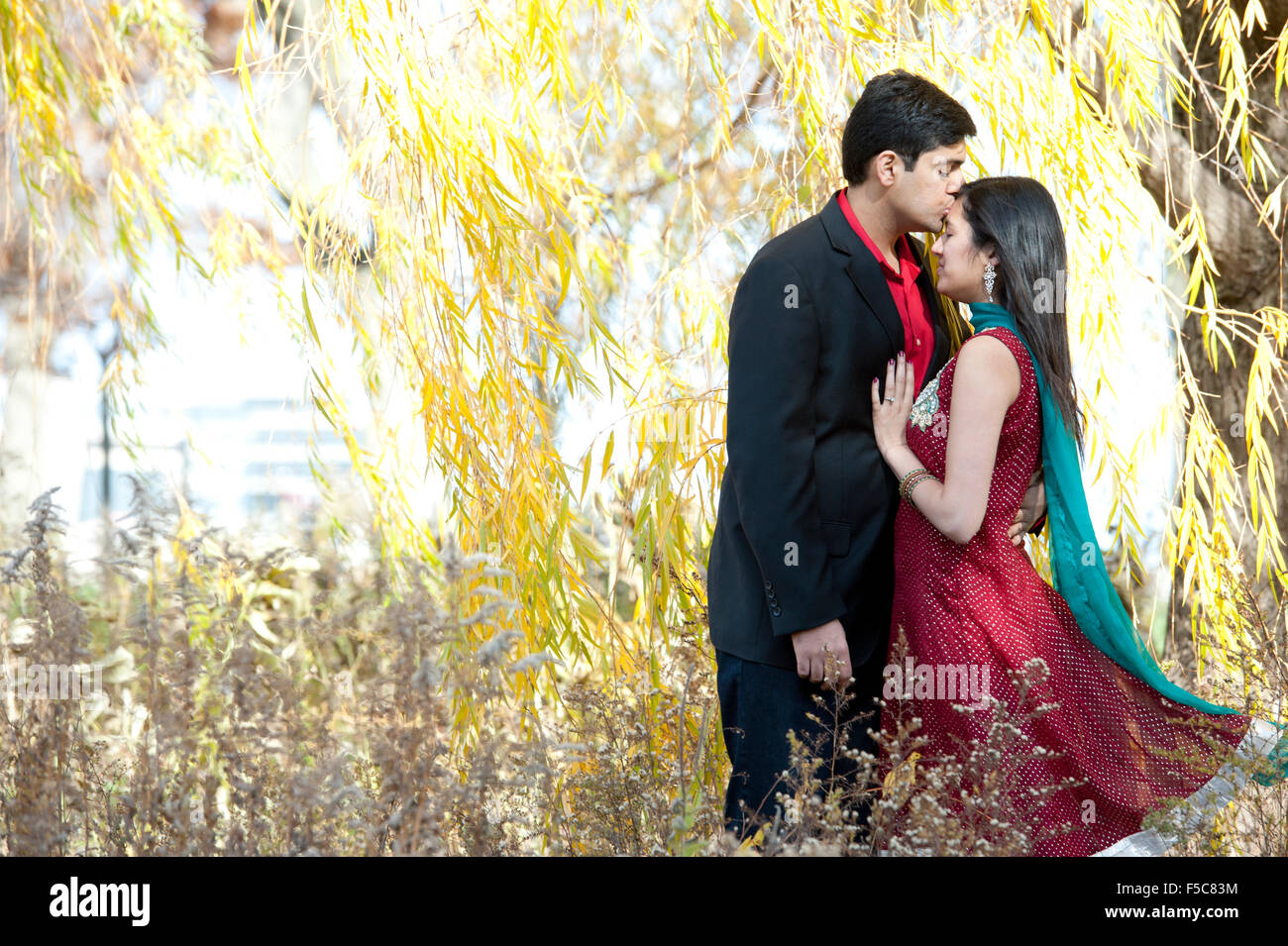 Indian Man Kissing Front de mariée Banque D'Images