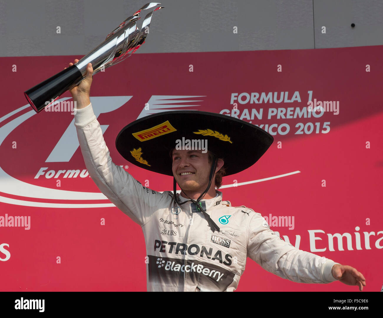 La ville de Mexico, Mexique. 1er novembre 2015. L'allemand Nico Rosberg pilote de l'équipe Mercedes célèbre après avoir remporté le Grand Prix de Formule 1 le Mexique à Mexico, capitale du Mexique, le 1 novembre, 2015. Credit : Adrian Carpio/Xinhua/Alamy Live News Banque D'Images