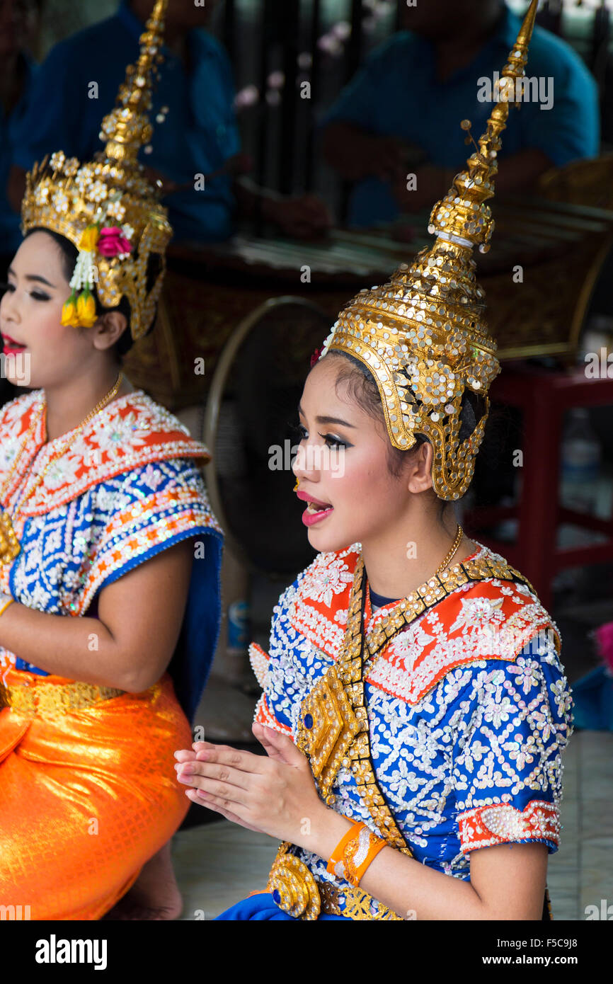 Danseurs thaïlandais, Erewan culte, Ratchadaphisek, Bangkok, Thaïlande Banque D'Images