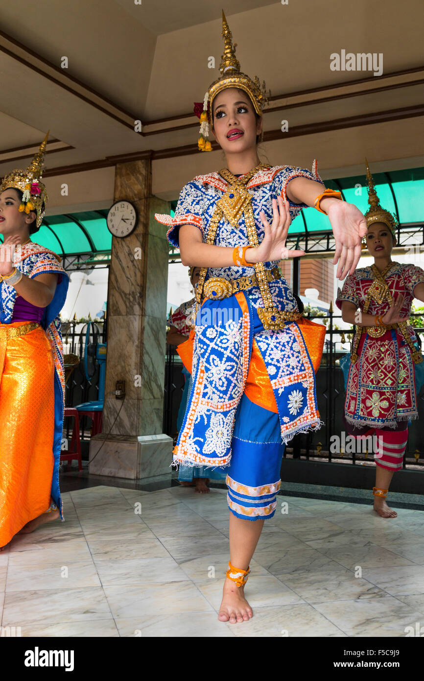 Danseurs thaïlandais à Erewan culte, Ratchadaphisek, Bangkok, Thaïlande Banque D'Images