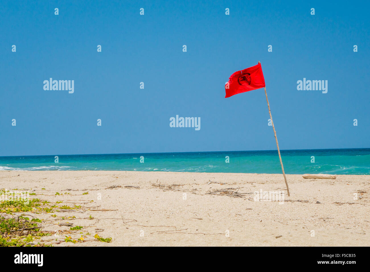 Drapeau rouge dans la plage, Parc National Naturel de Tayrona, Colombie Banque D'Images